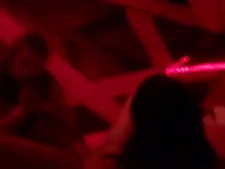 Horn fait des milfs blancs se faire baiser dans un style video sexe amateur francais gratuit missionnaire sur la scène d'un bar à strip
